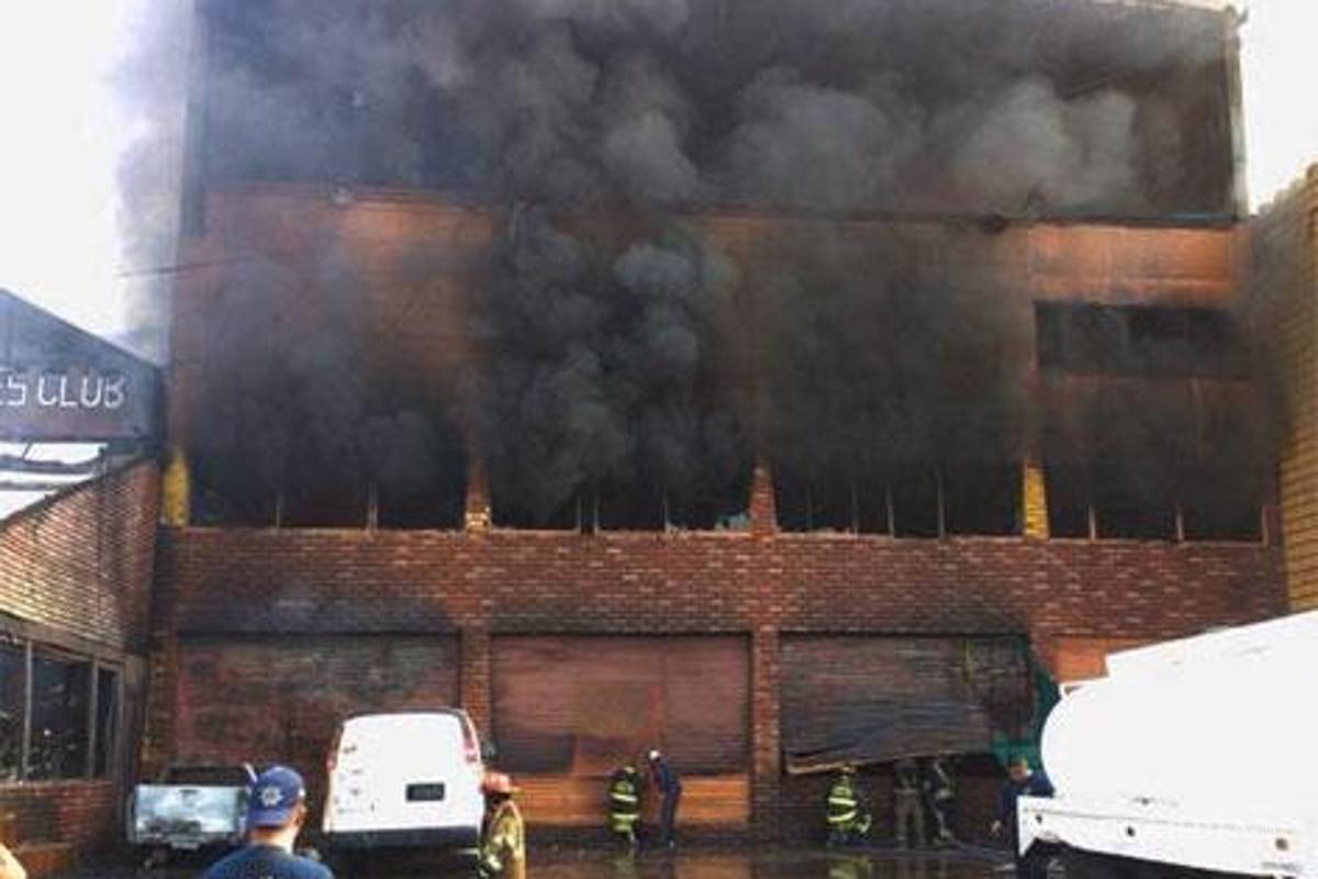 Se incendia bar La Cabaña en Los Reyes La Paz; tres personas lesionadas