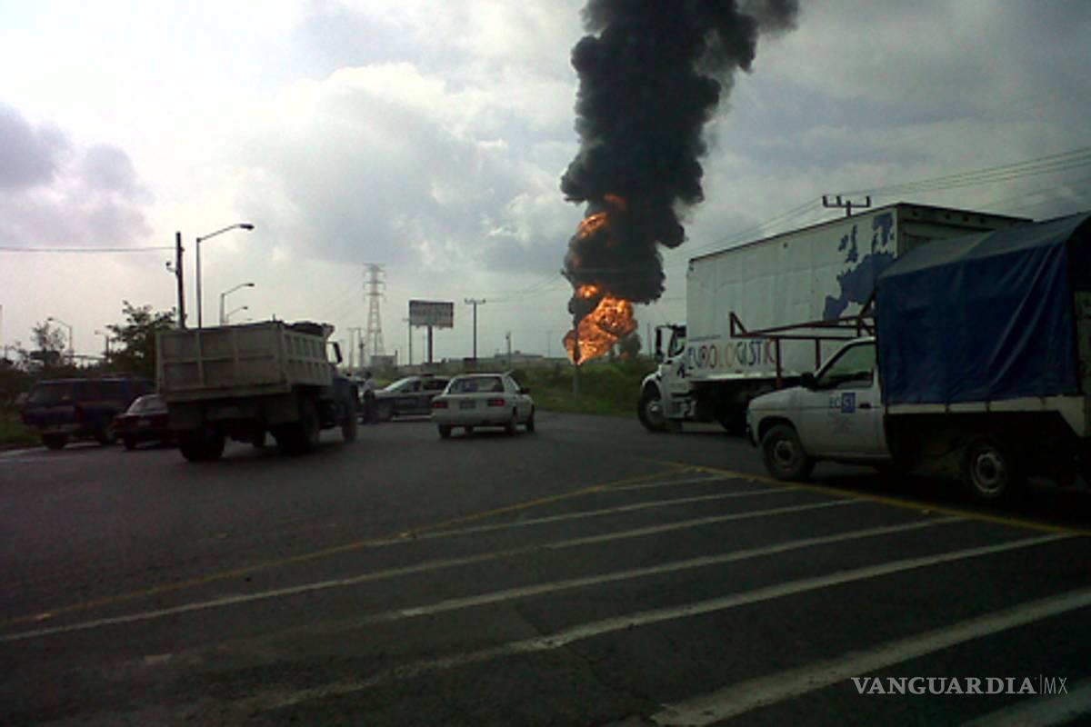 Muere operador de retroexcavadora al perforar ducto de Pemex en NL