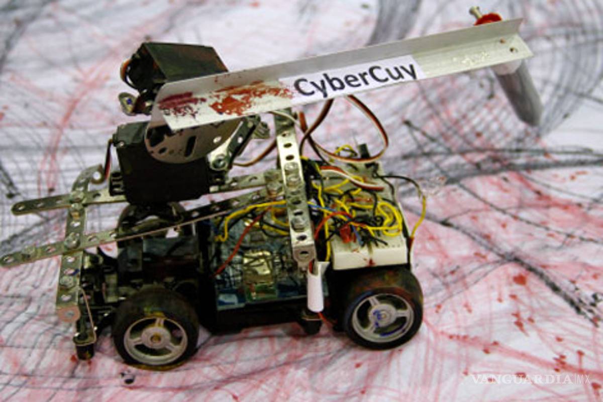 Joven ecuatoriano presenta robot que une tecnología y el arte indígena