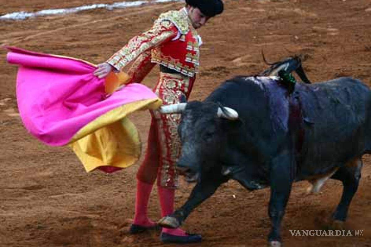 Cartel español y mexicano en el aniversario 66 de Plaza México