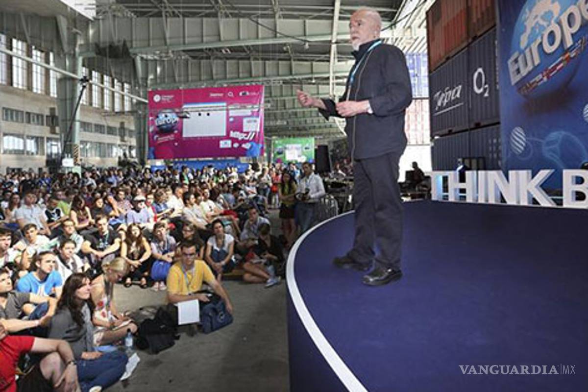 Pide Coelho a editoriales a despedirse del derecho de autor