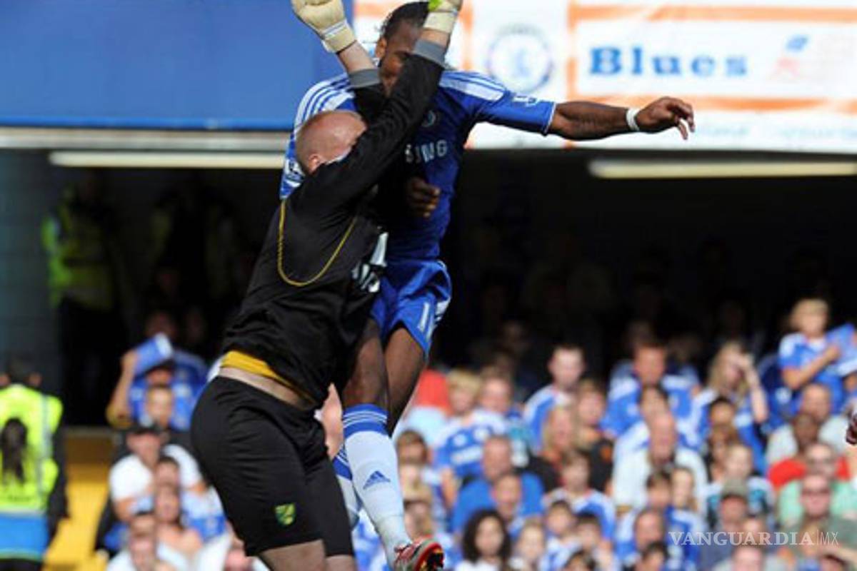 Sacan al delantero Drogba, inconsciente, con una lesión en el cuello