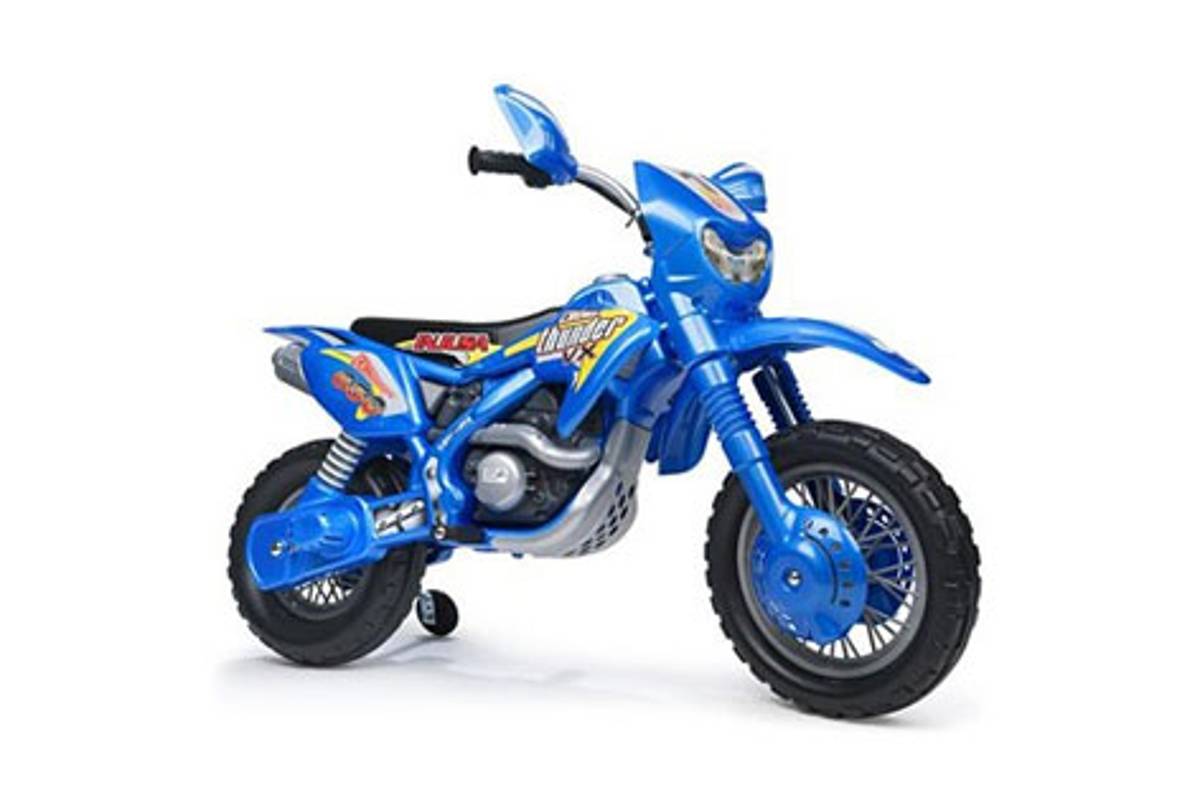 Niño es multado por chocar en una moto... de juguete