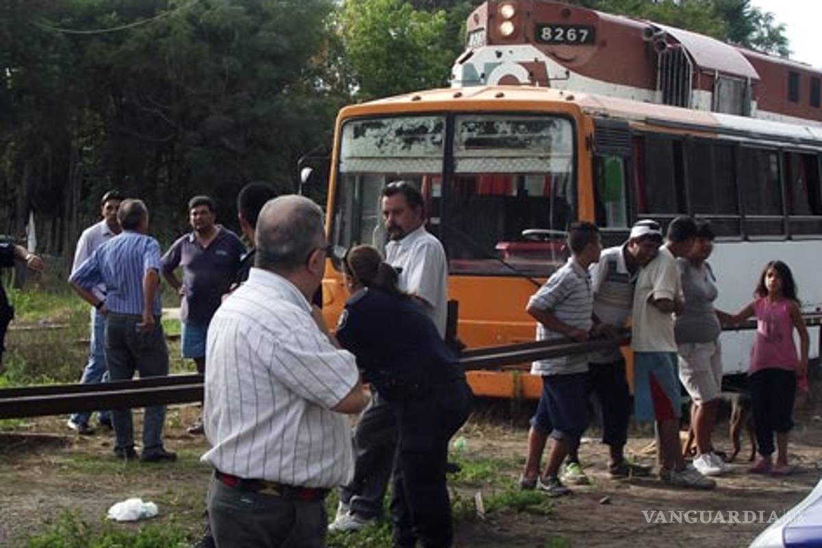 Siete niños heridos al embestir un tren a un autobús escolar