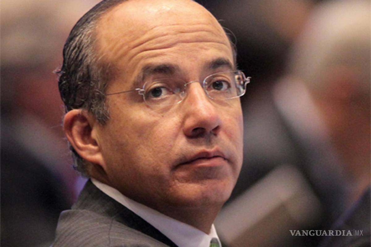 Planea Calderón huir de México al terminar su mandato, revela periodista