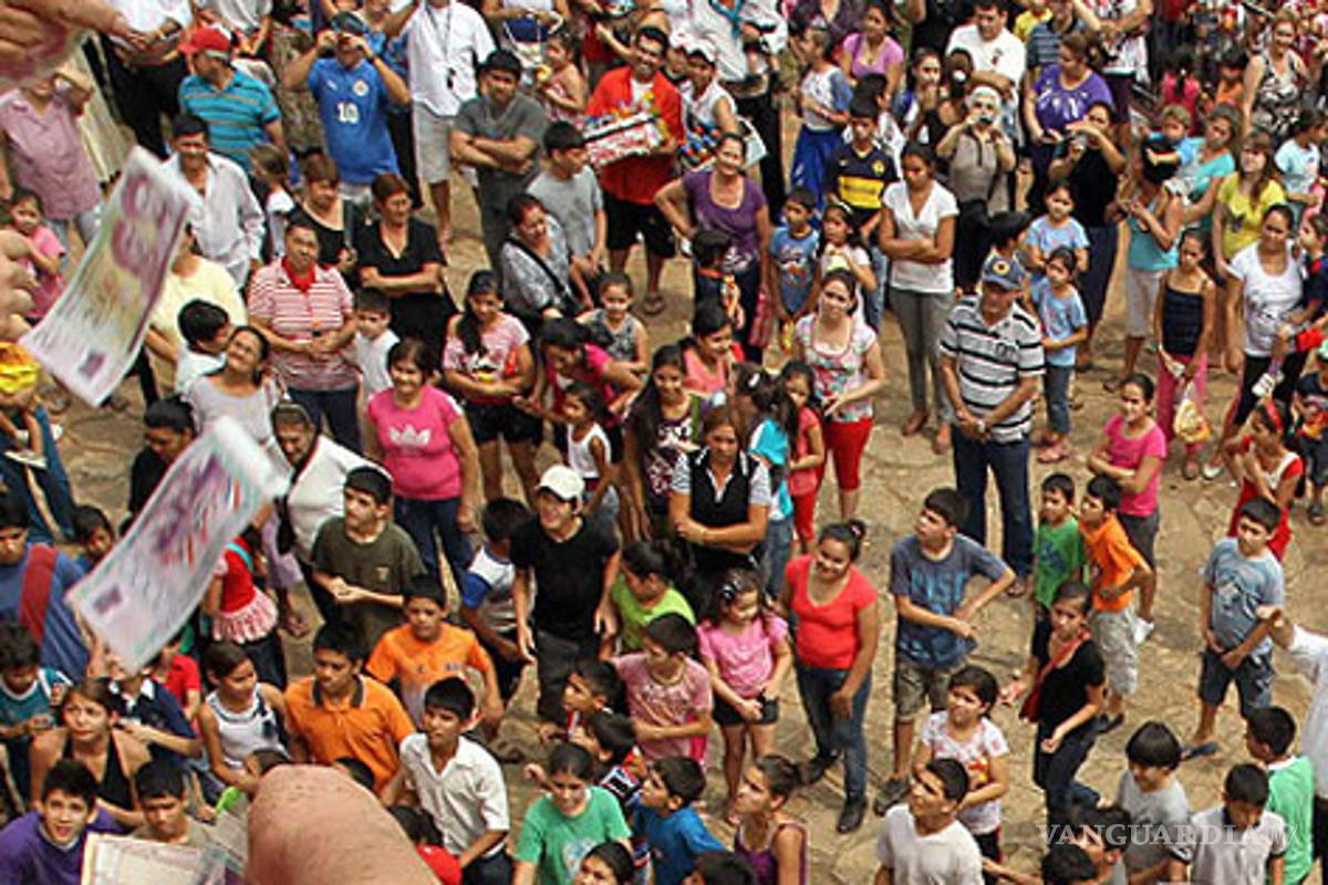 Arrojan dinero a multitud en templo católico de Paraguay