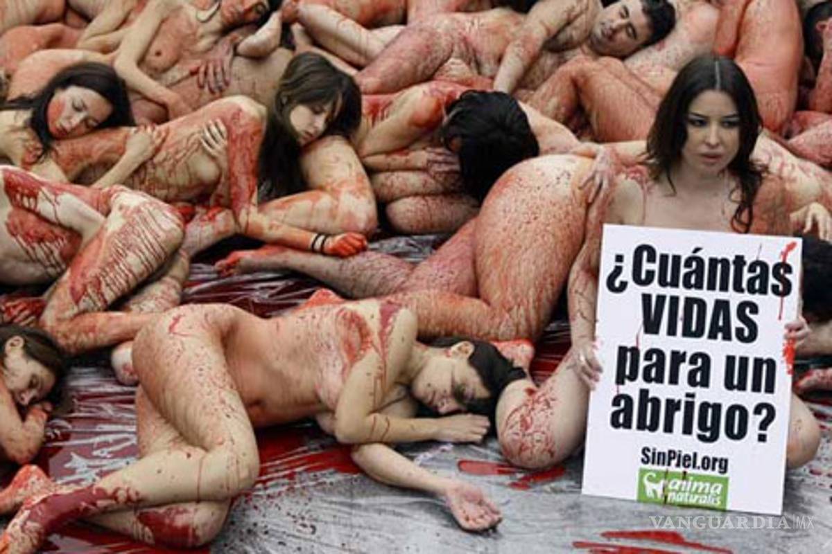 Manifestantes se desnudan en Madrid en protesta contra la industria peletera