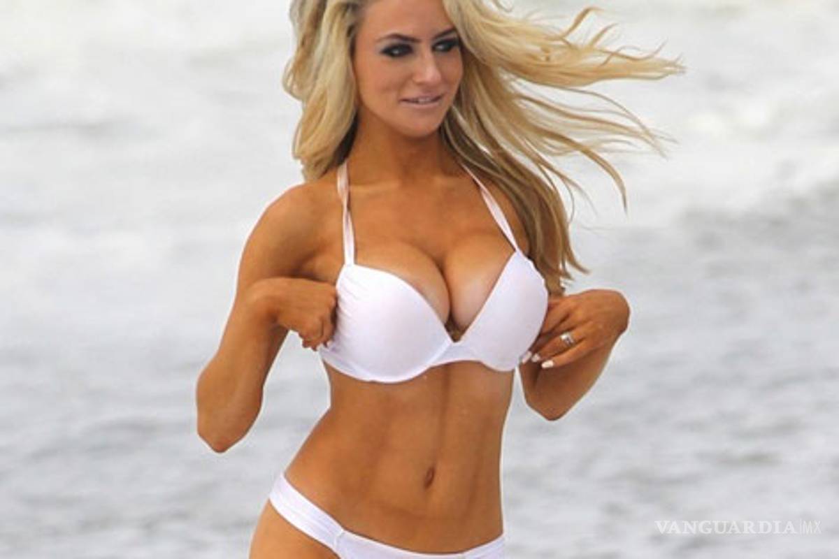 Candente modelo muestra en TV que sus senos son reales