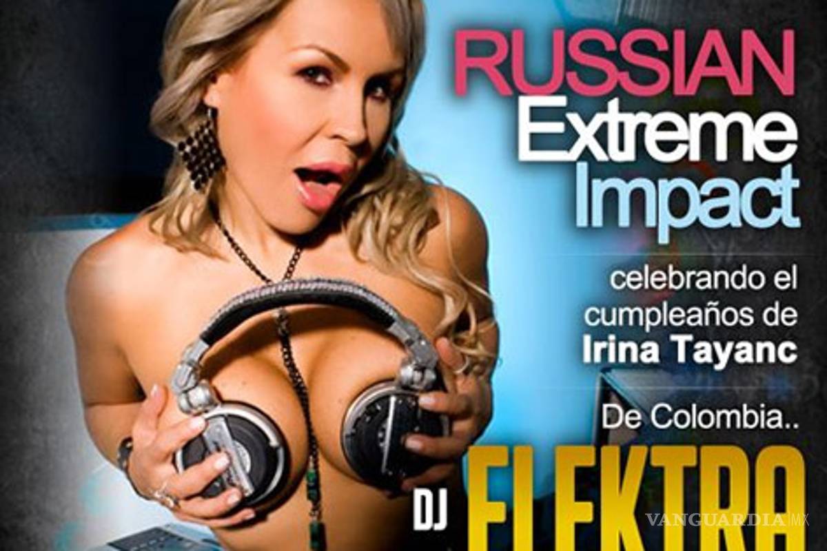 Elektra, la DJ que toca música haciendo topless