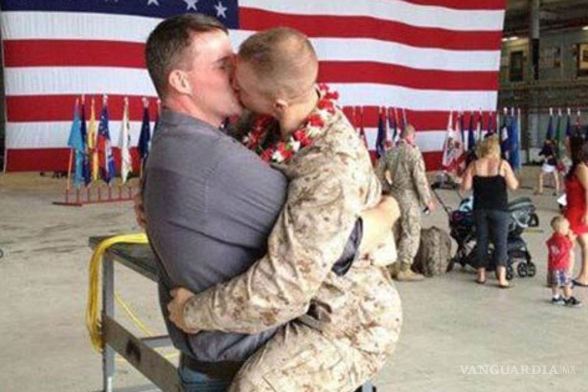 Marines gay besándose causan revuelo en EU
