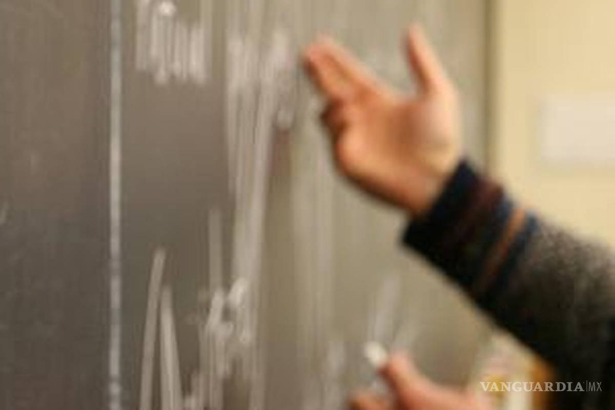 Un veterinario puede enseñar filosofía, según criterio de la SEP