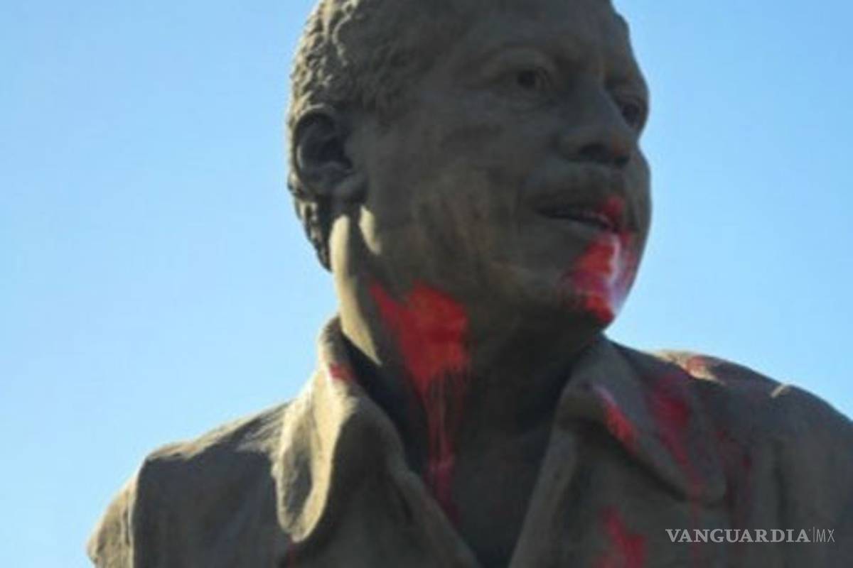 Rostro de Colosio amanece teñido de rojo en monumento de Hermosillo