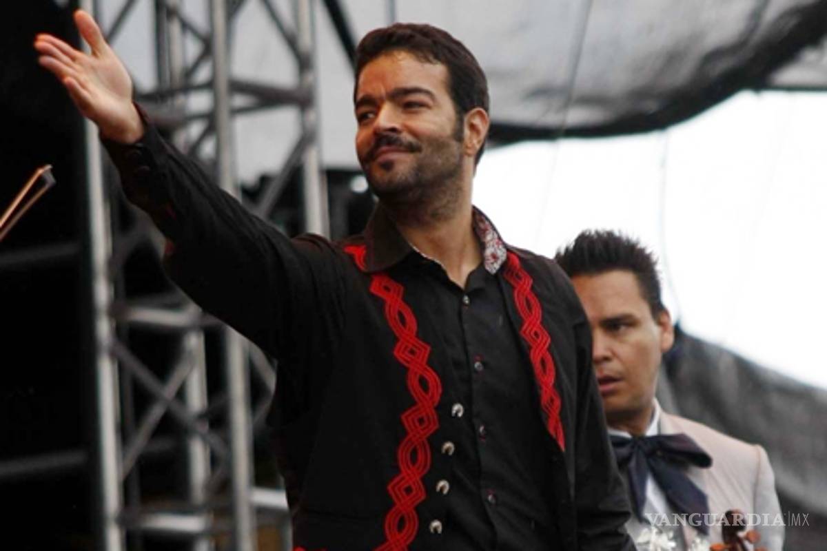 Se une como voluntario Pablo Montero en centros de acopio en el DF