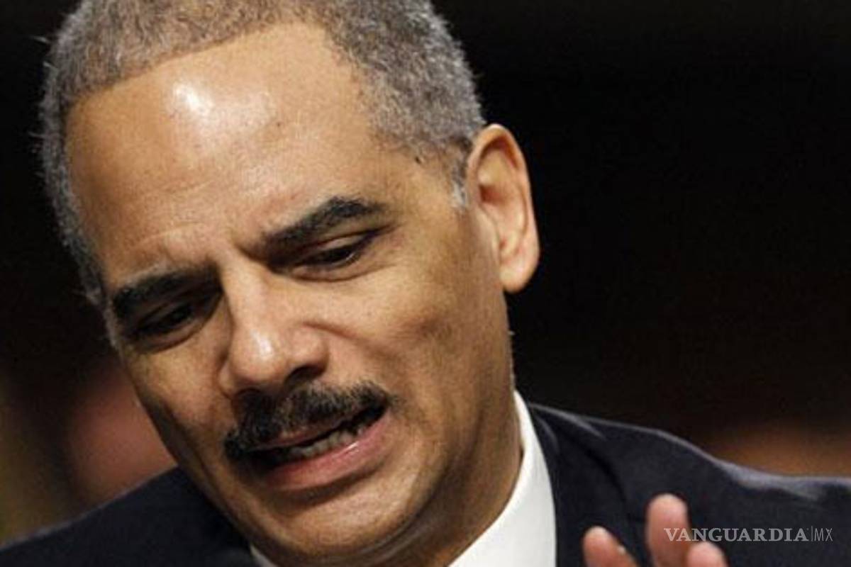 Congreso no actúa contra compra de armas, acusa Holder