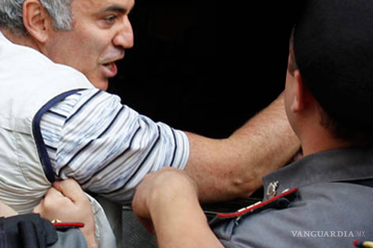 Arrestan a ex campeón mundial de ajedrez por apoyar a Pussy Riot