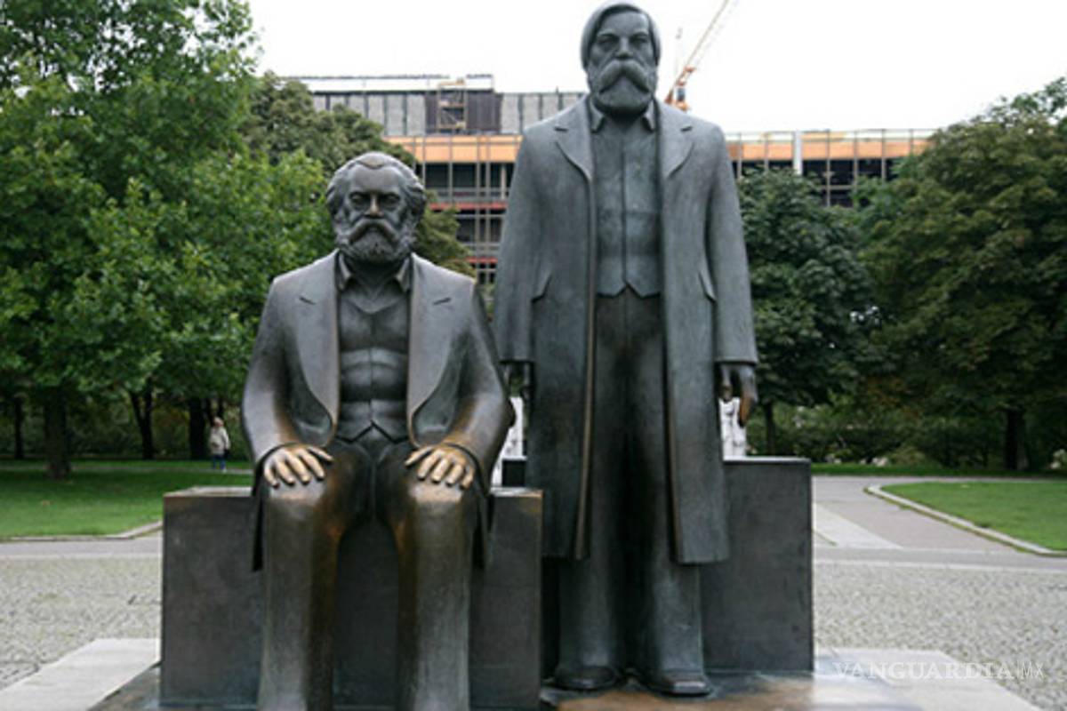 Polémica por traslado de estatua de Marx y Engels a cementerio