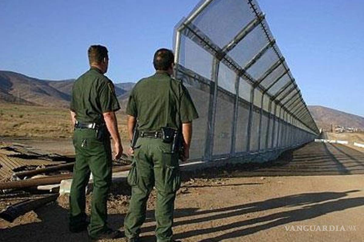 Agentes de EU responden las pedradas con balazos