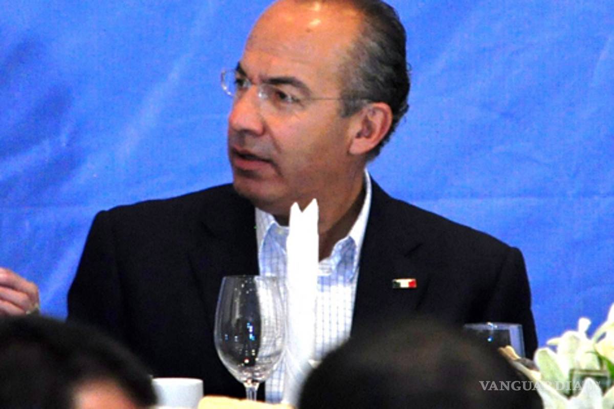 Encabeza Calderón tradicional comida en la Semana de la Radio y la TV