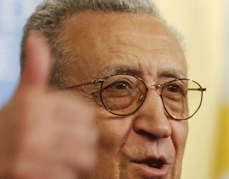 Brahimi podría suceder a Annan como mediador en Siria