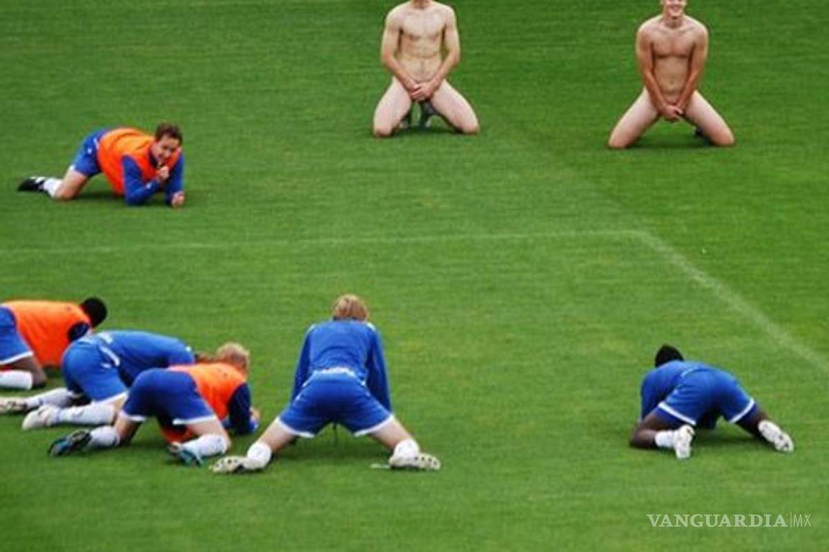 Exhiben a jugadores desnudos en equipo de futbol