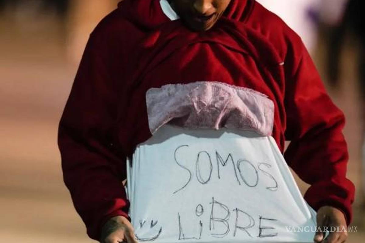 Celebran decenas de migrantes ilegales deportados al llegar a Venezuela