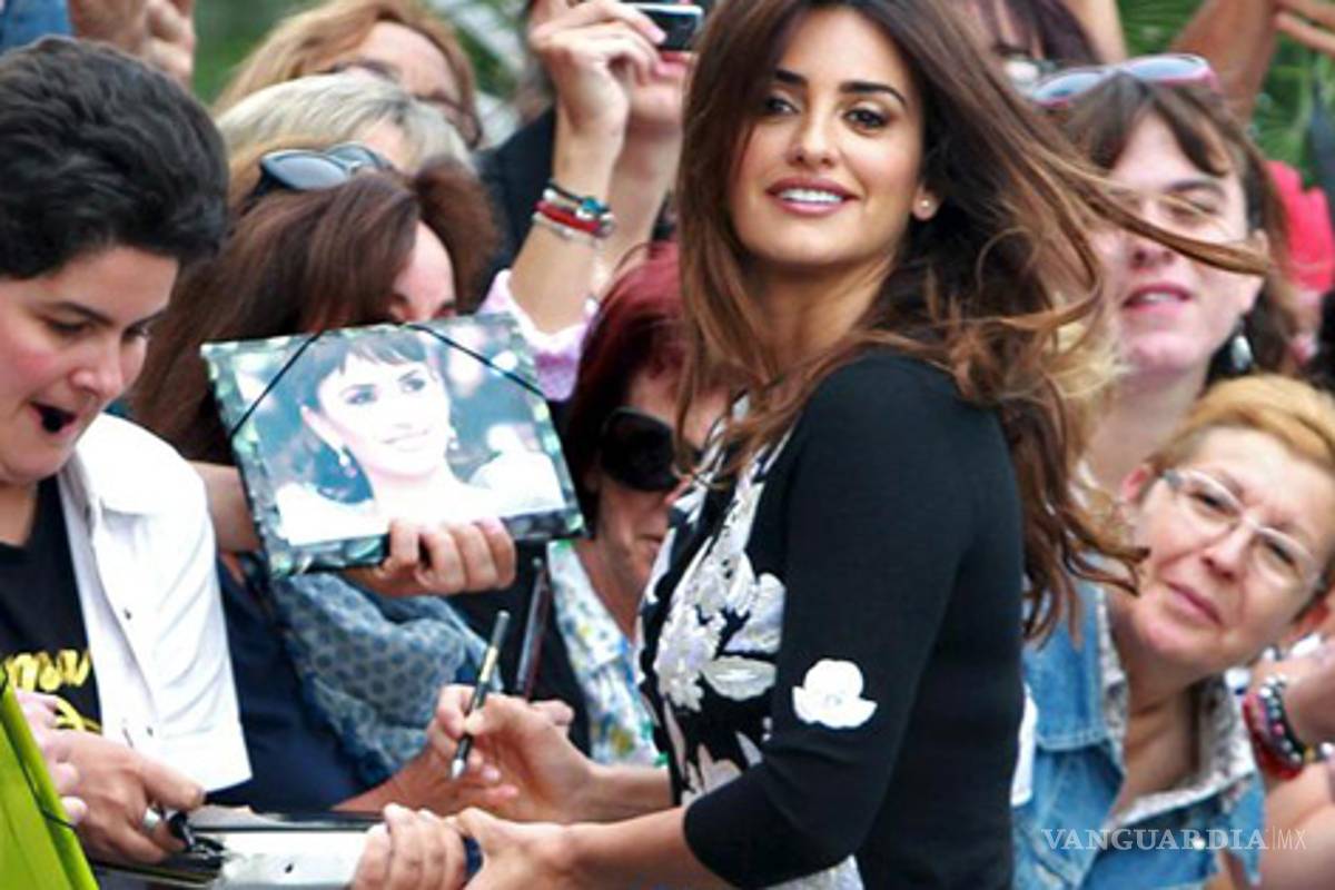 Presenta Penélope Cruz "Volver a nacer" en San Sebastián