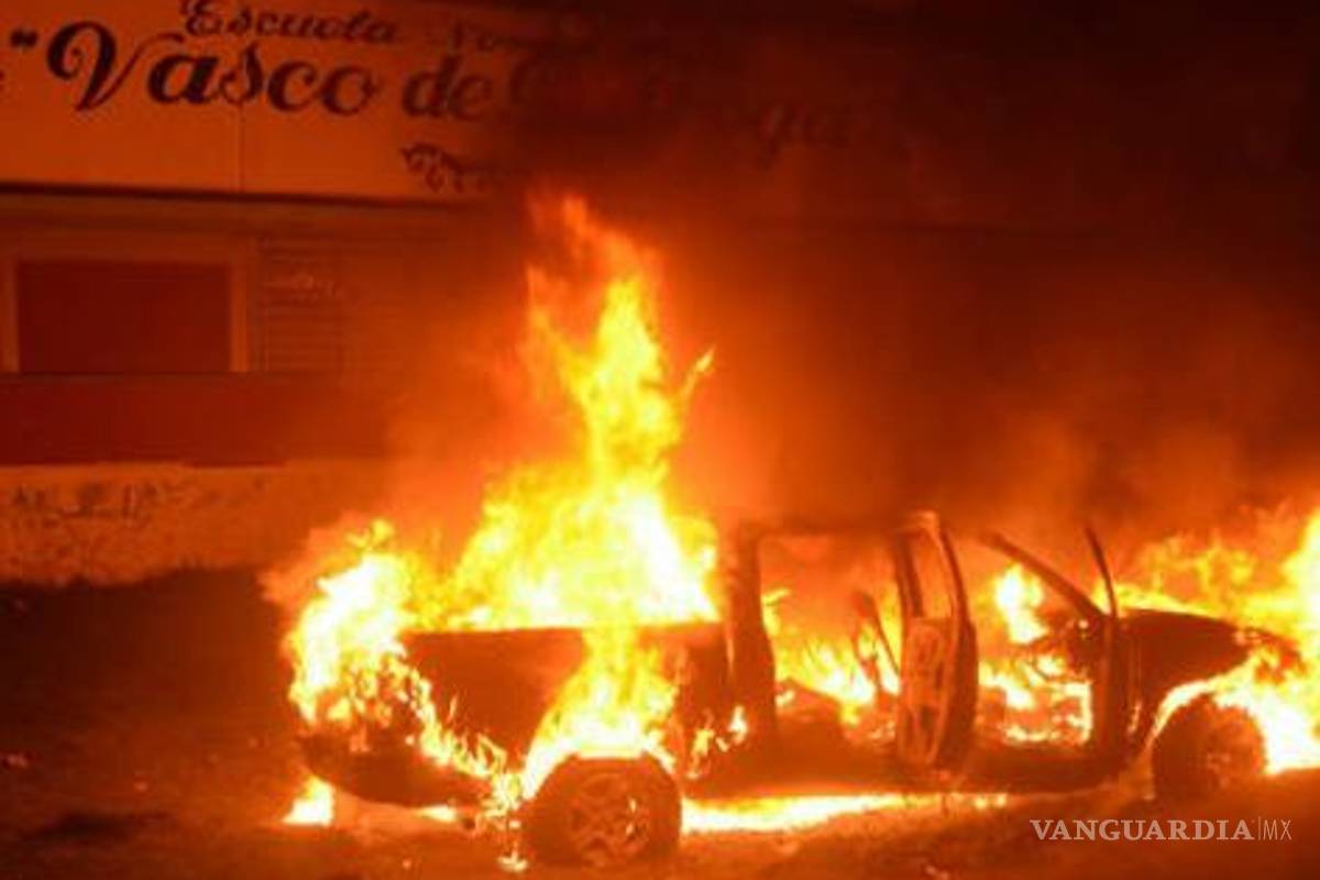 Michoacán: Periodista revela que policías prenden fuego a los autos