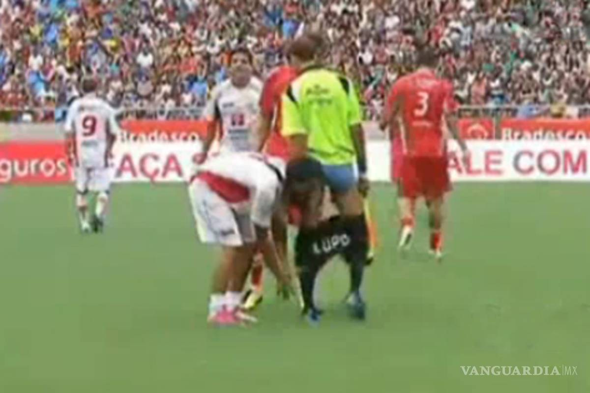 Le bajan el short a árbitro en pleno partido
