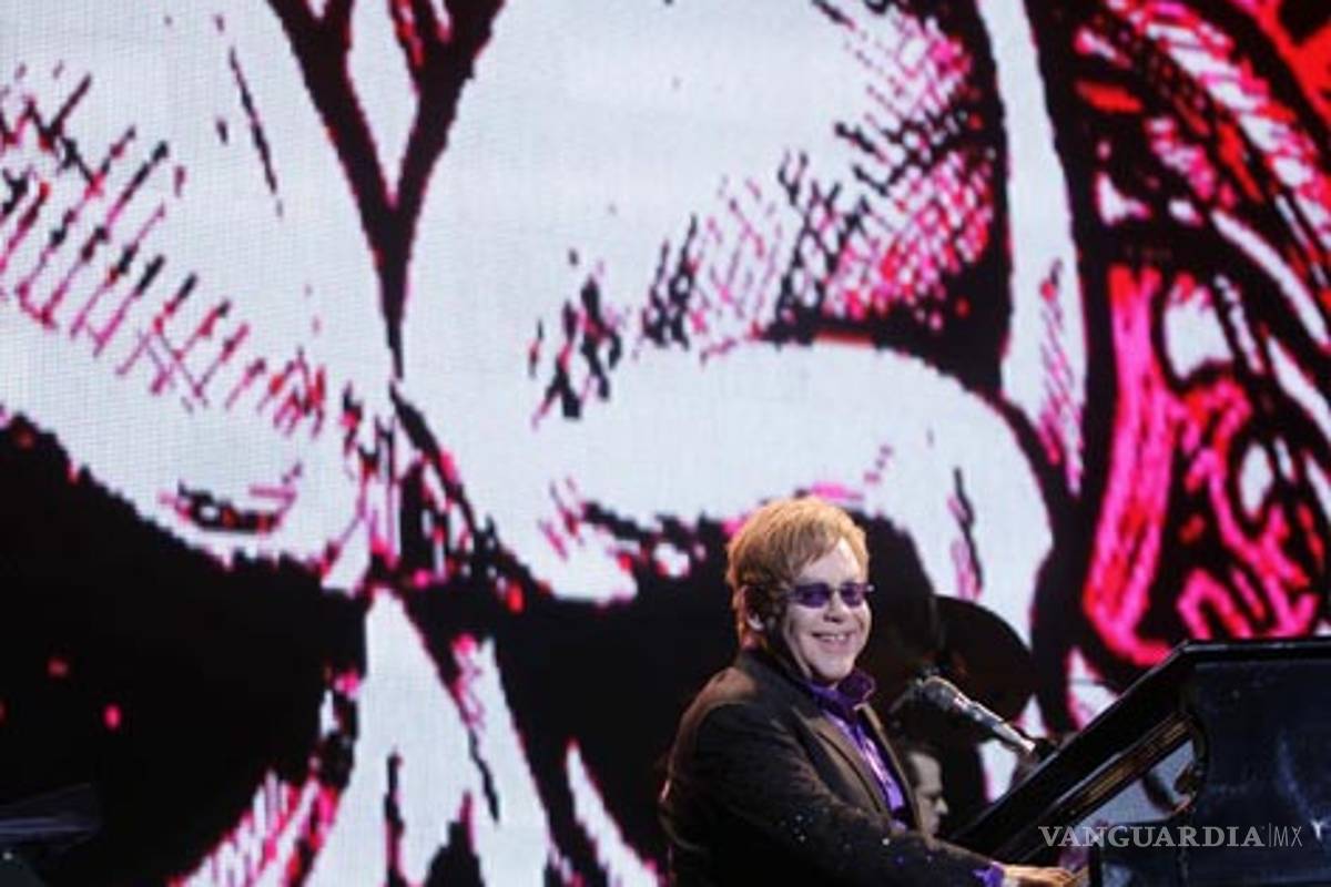 Inicia Elton John gira en México con un concierto por la paz