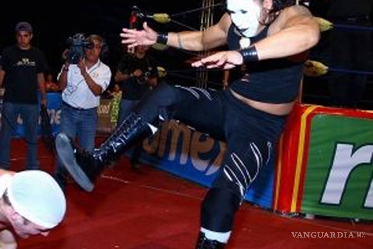 Charly Manson deja sin cabellera al Negro Casas