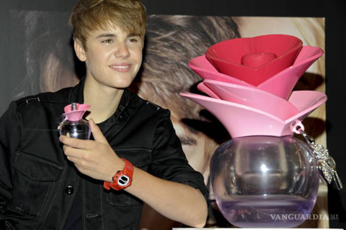 Golpean a Bieber durante su lanzamiento de perfumes