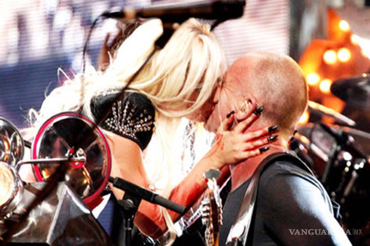 Lady Gaga no resiste y besa a Sting en pleno concierto