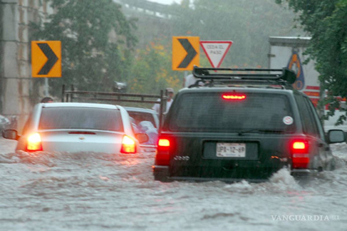 Huracán Alex: Río arrastra autos en Monterrey