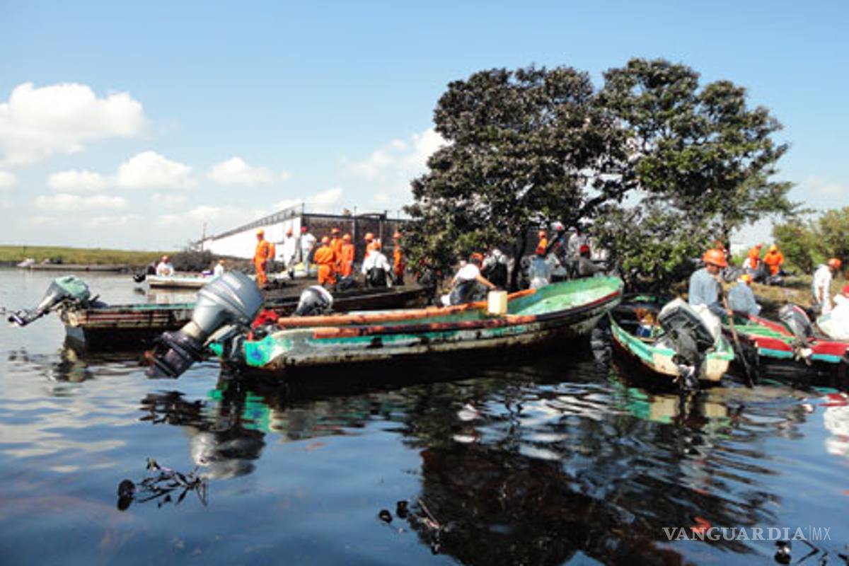 Evalúa Greenpeace río Coatzacoalcos tras derrame