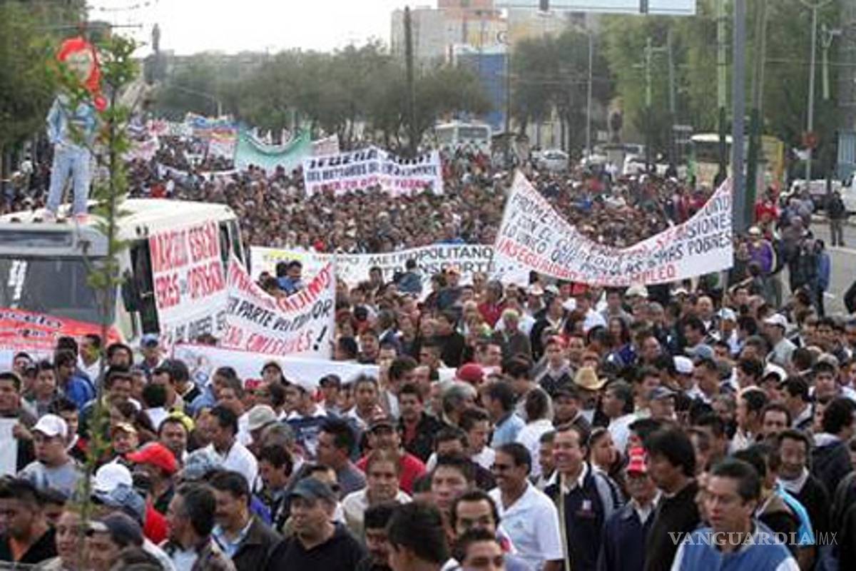 Protestan microbuseros del DF contra ADO en Línea 3 del Metrobus