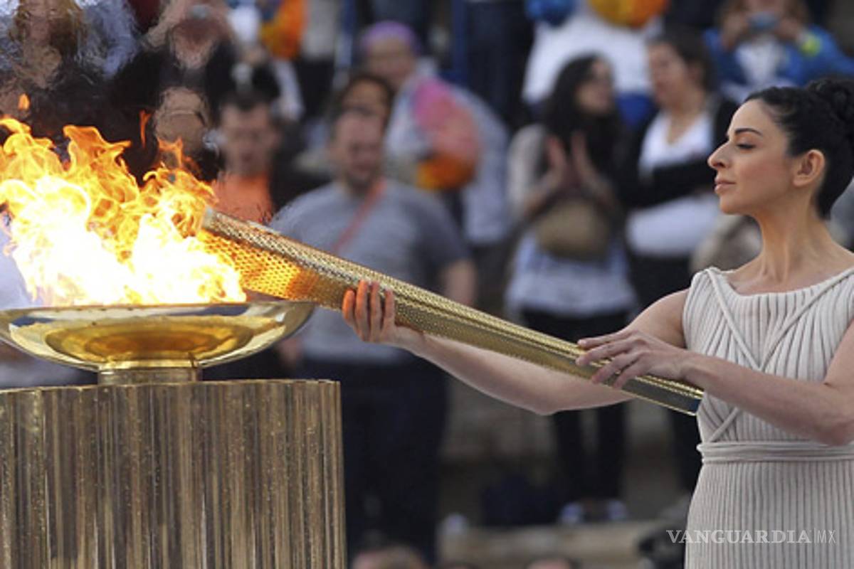 Grecia entrega antorcha olímpica