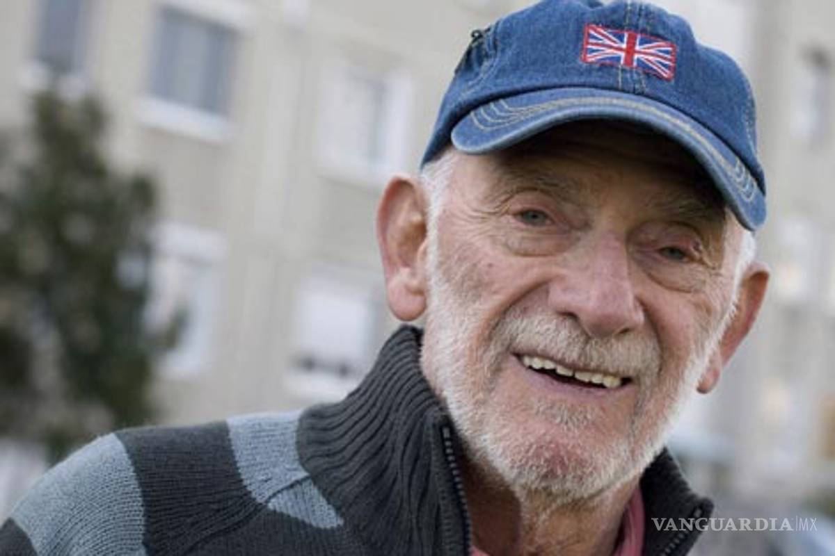 Escritor húngaro Akos Kertész pide asilo en Canadá