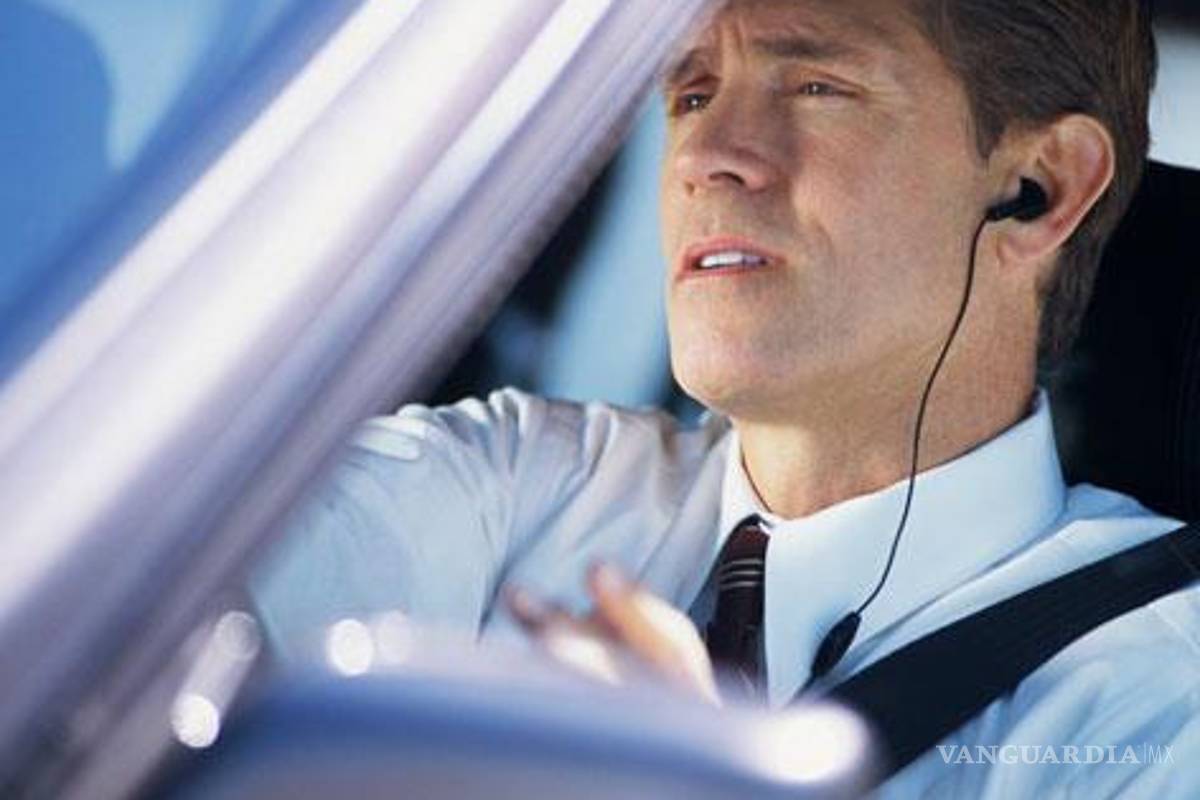 Muy peligroso, el manejar usando manos libres