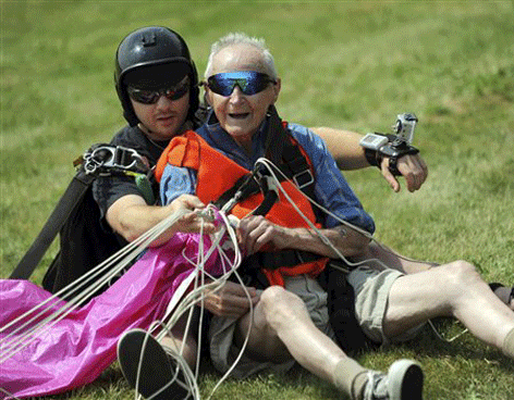 Hombre se lanza en paracaídas por 1ra vez, a los 90 años