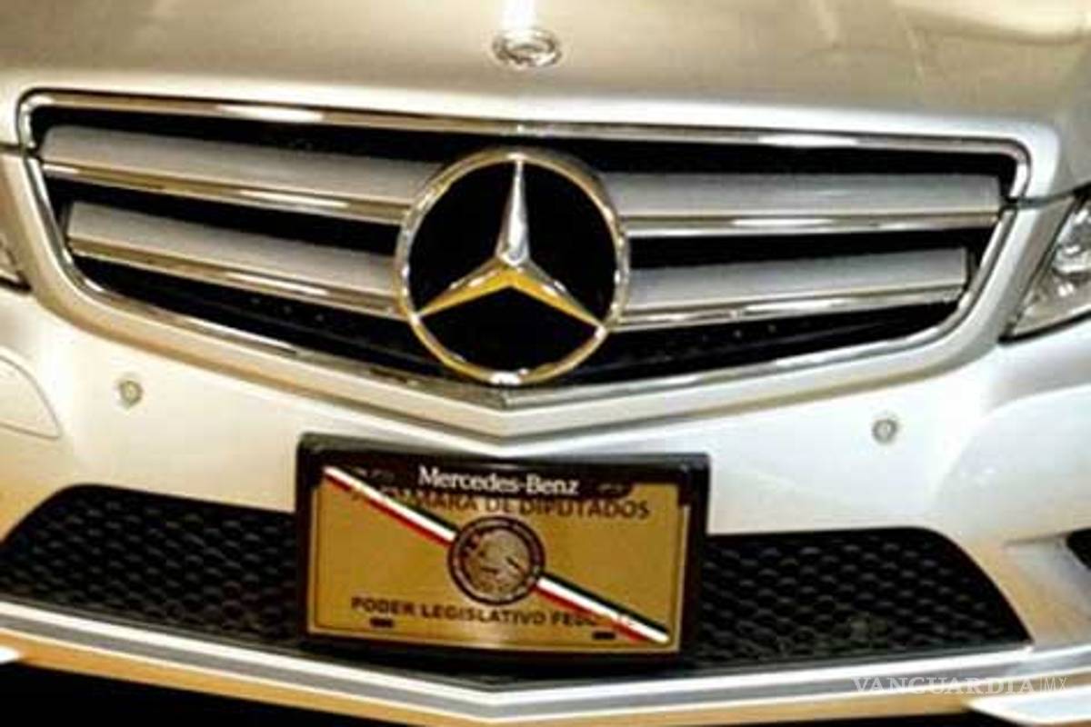 Diputado usa Mercedes de millón y medio de pesos y con &quot;charola&quot;