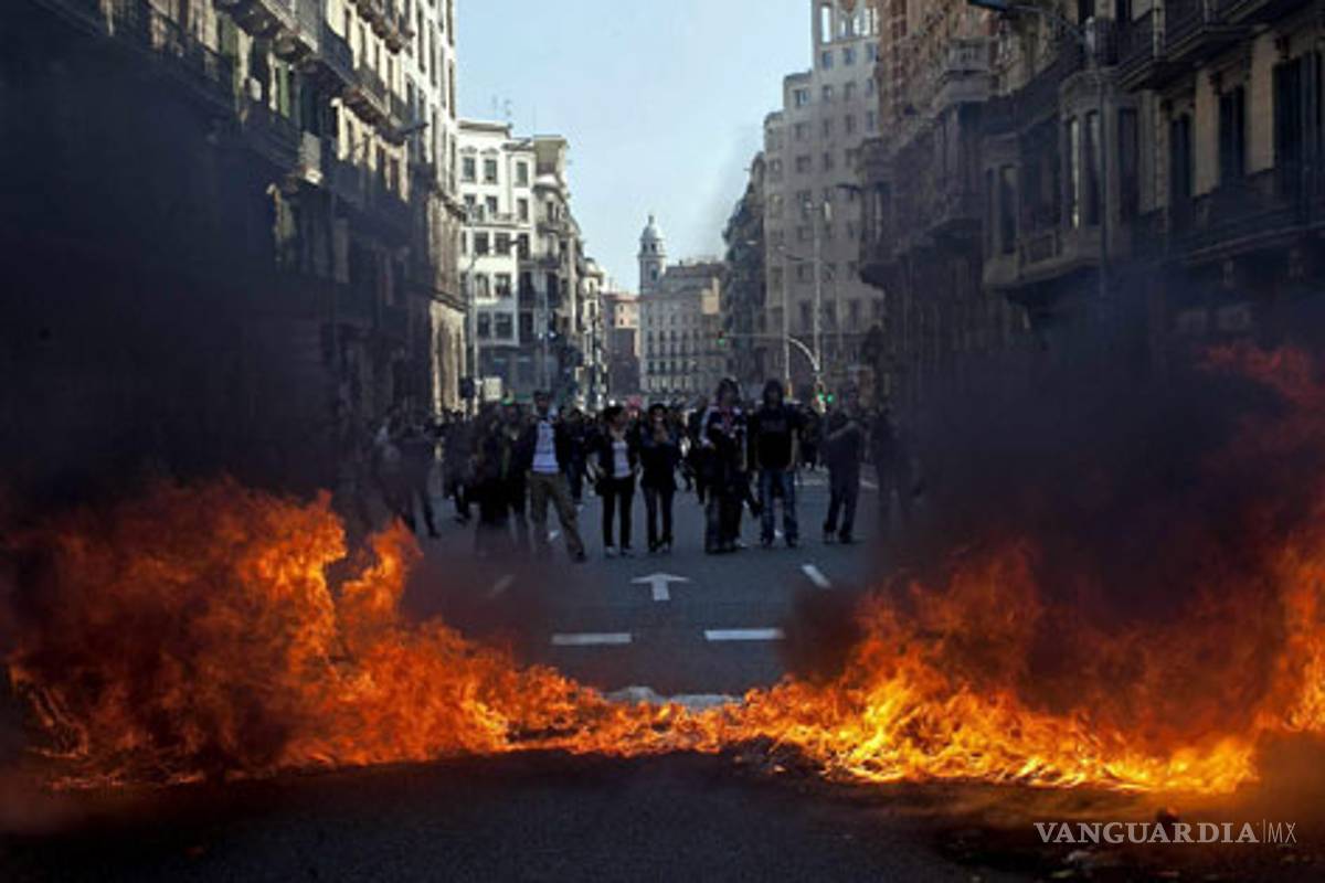 Chocan policías y estudiantes en Barcelona