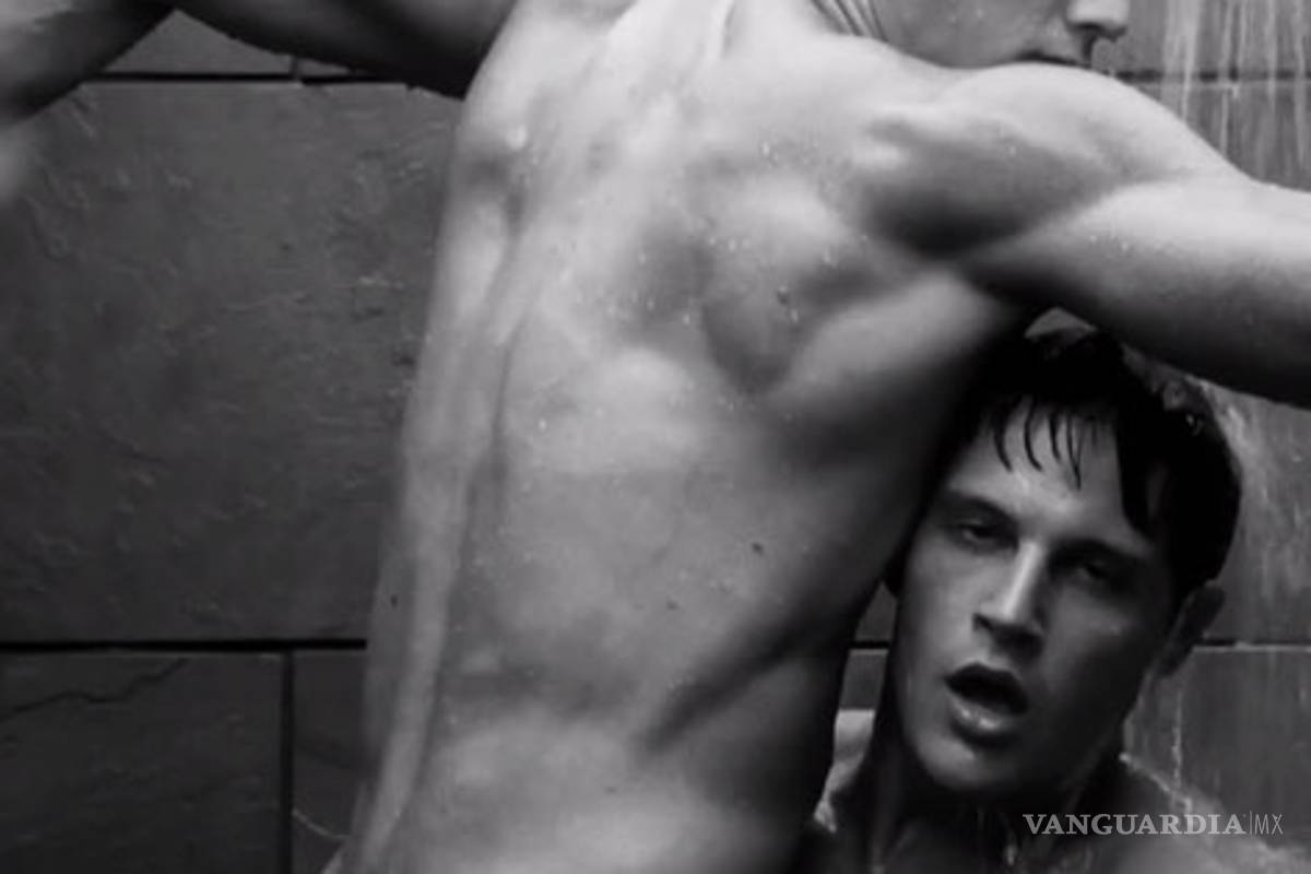 Abercrombie &amp; Fitch causa polémica por anuncio con tinte homosexual