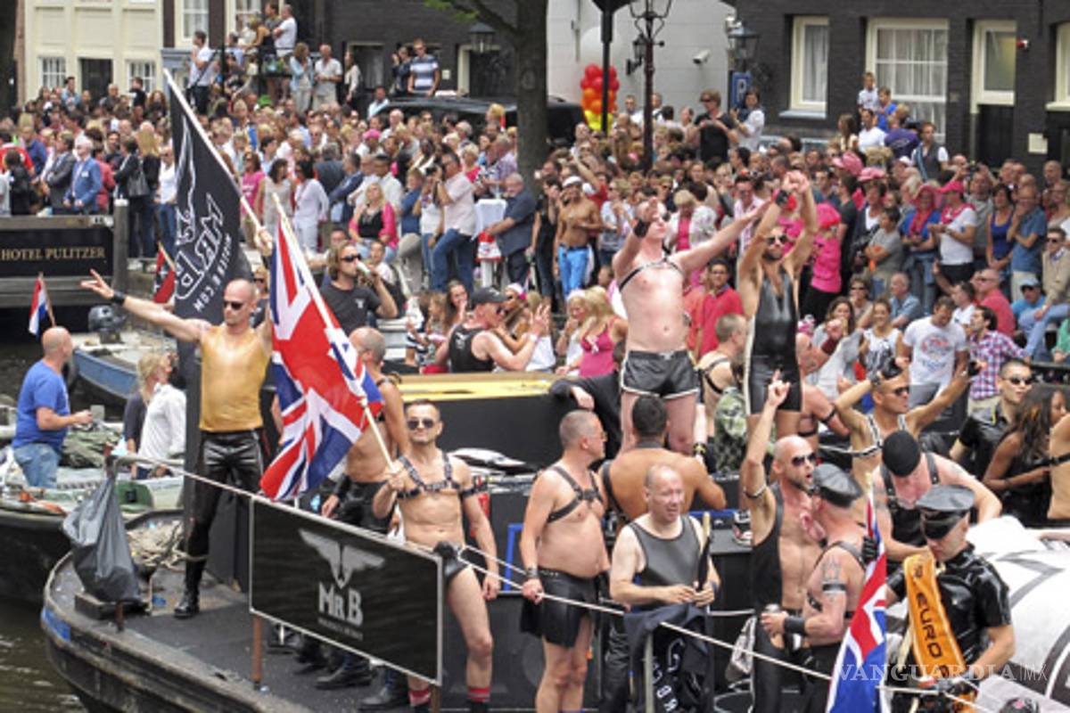 Amsterdam celebra desfile gay en botes