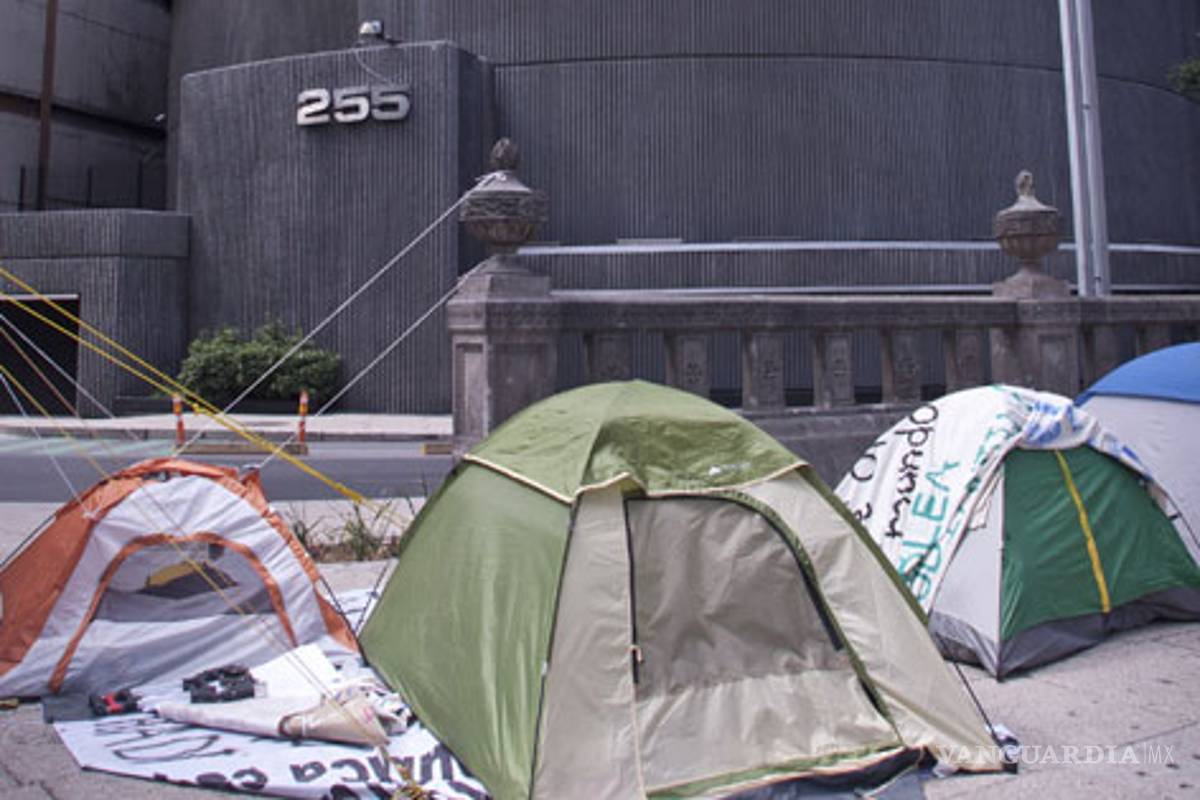&quot;Indignados&quot; instalan campamento frente a Bolsa Mexicana de Valores