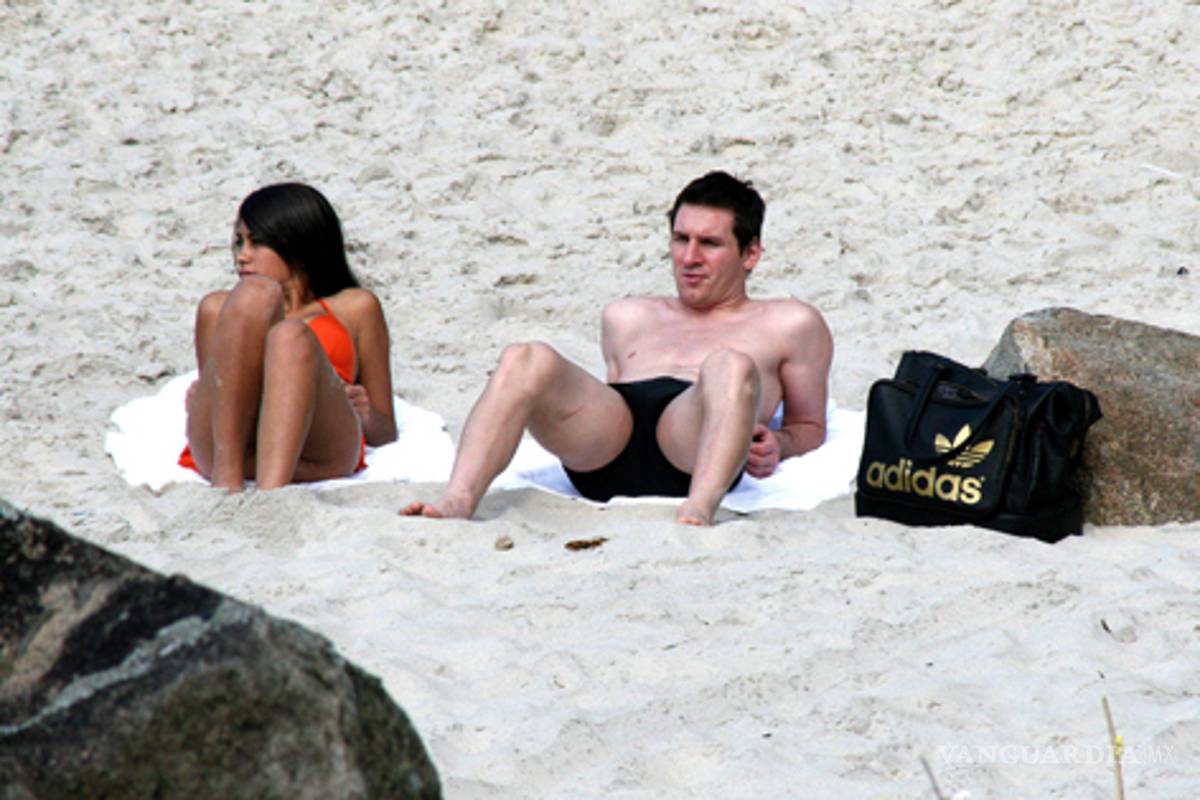 Messi se relaja en la playa, bien acompañado