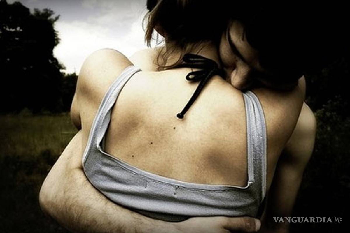 Besos y abrazos, más valorados por los hombres que las mujeres