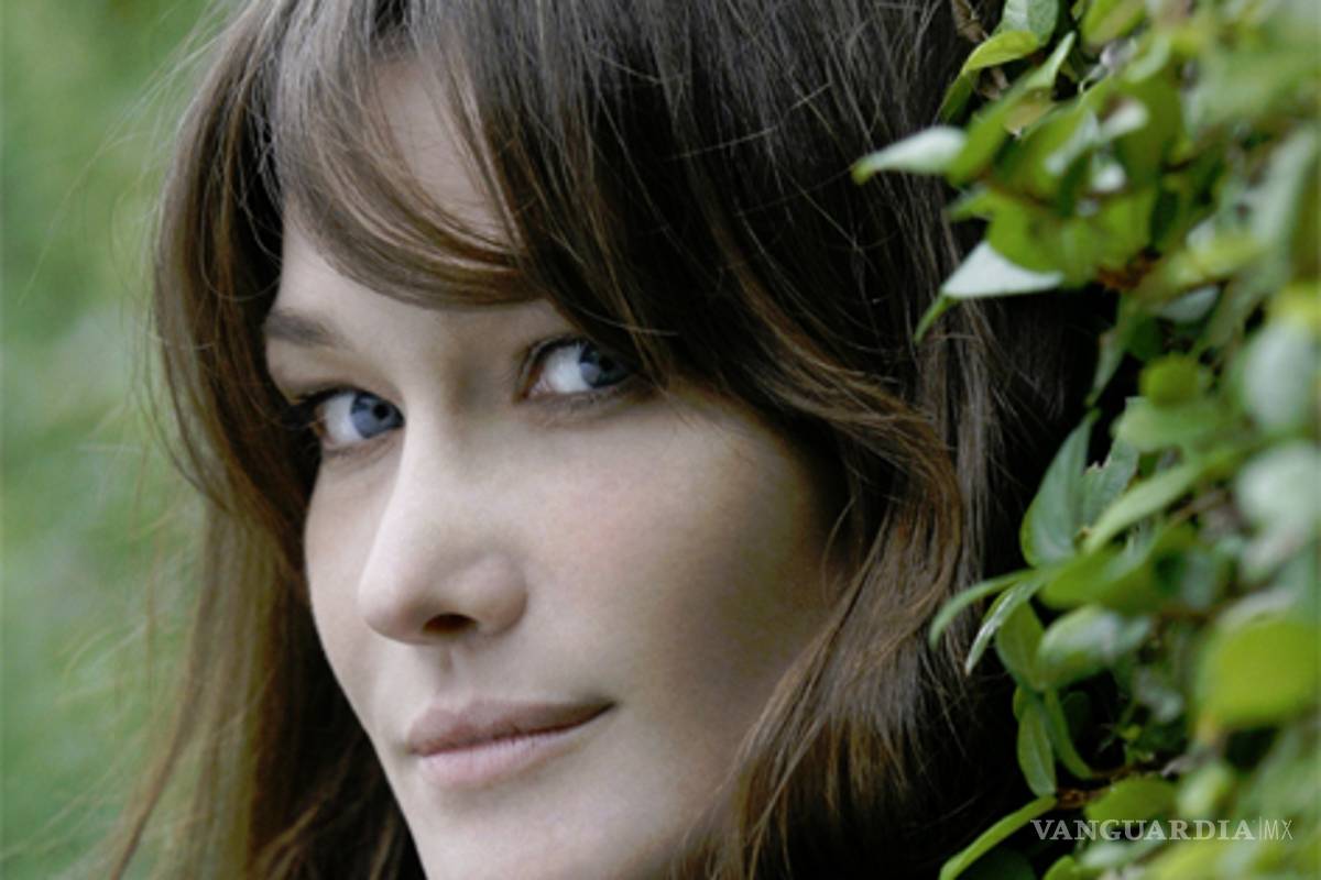 Padre de Sarkozy confirma embarazo de Carla Bruni