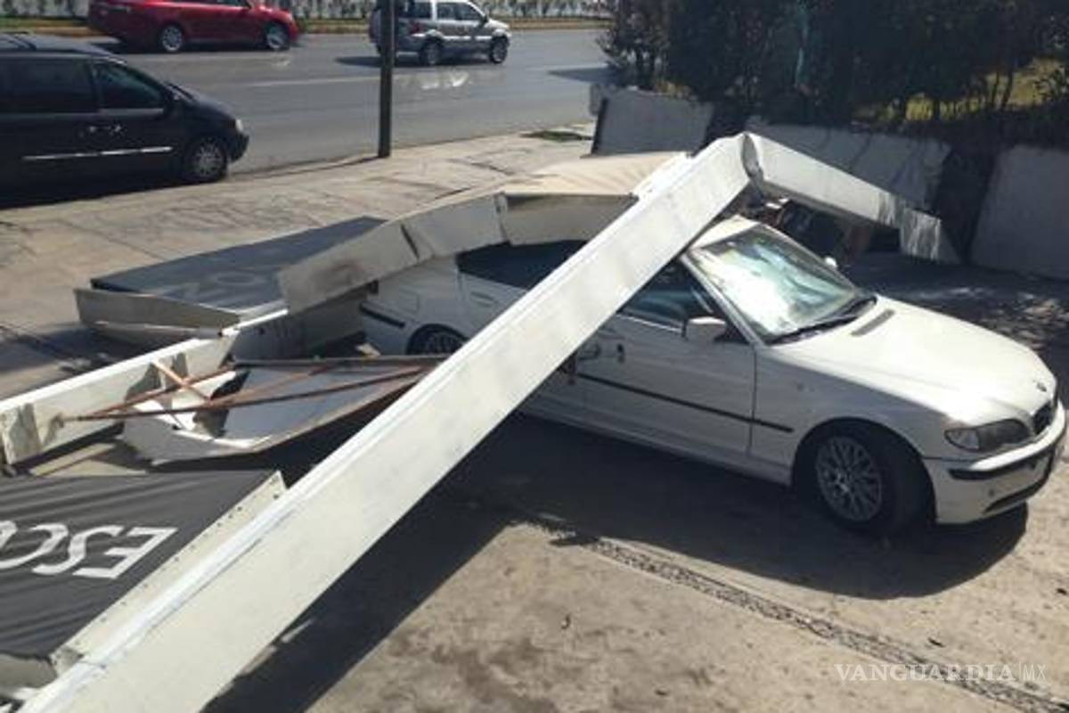 Cae espectacular sobre auto en Saltillo