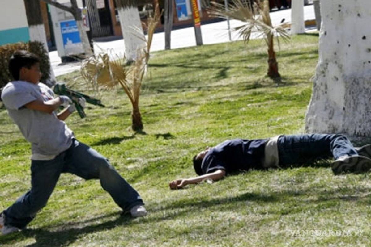 Niños de Edomex cambian pelotas por pistolas para jugar al narco