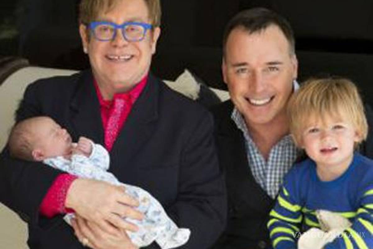 Elton John presenta a su segundo hijo